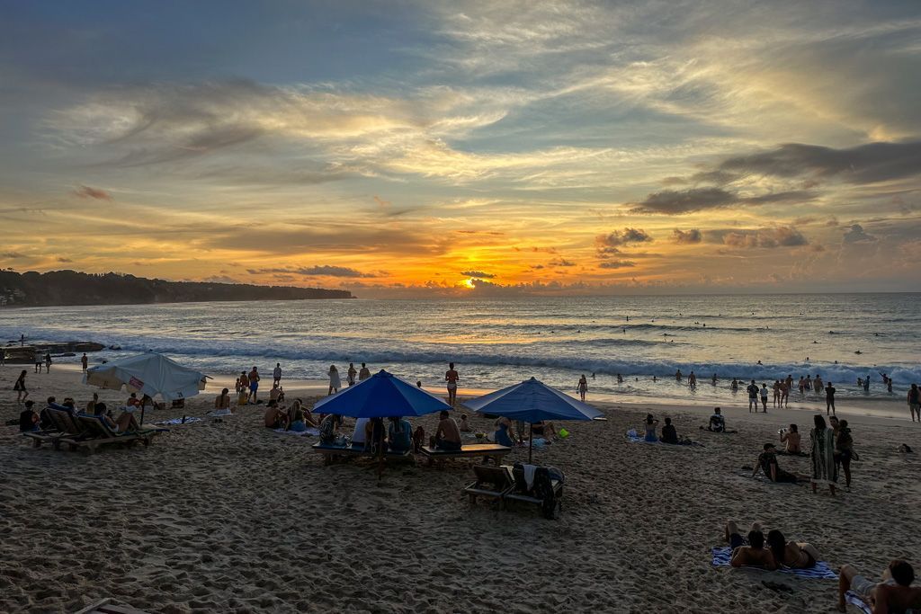 Dreamland beach sunset in Uluwatu
